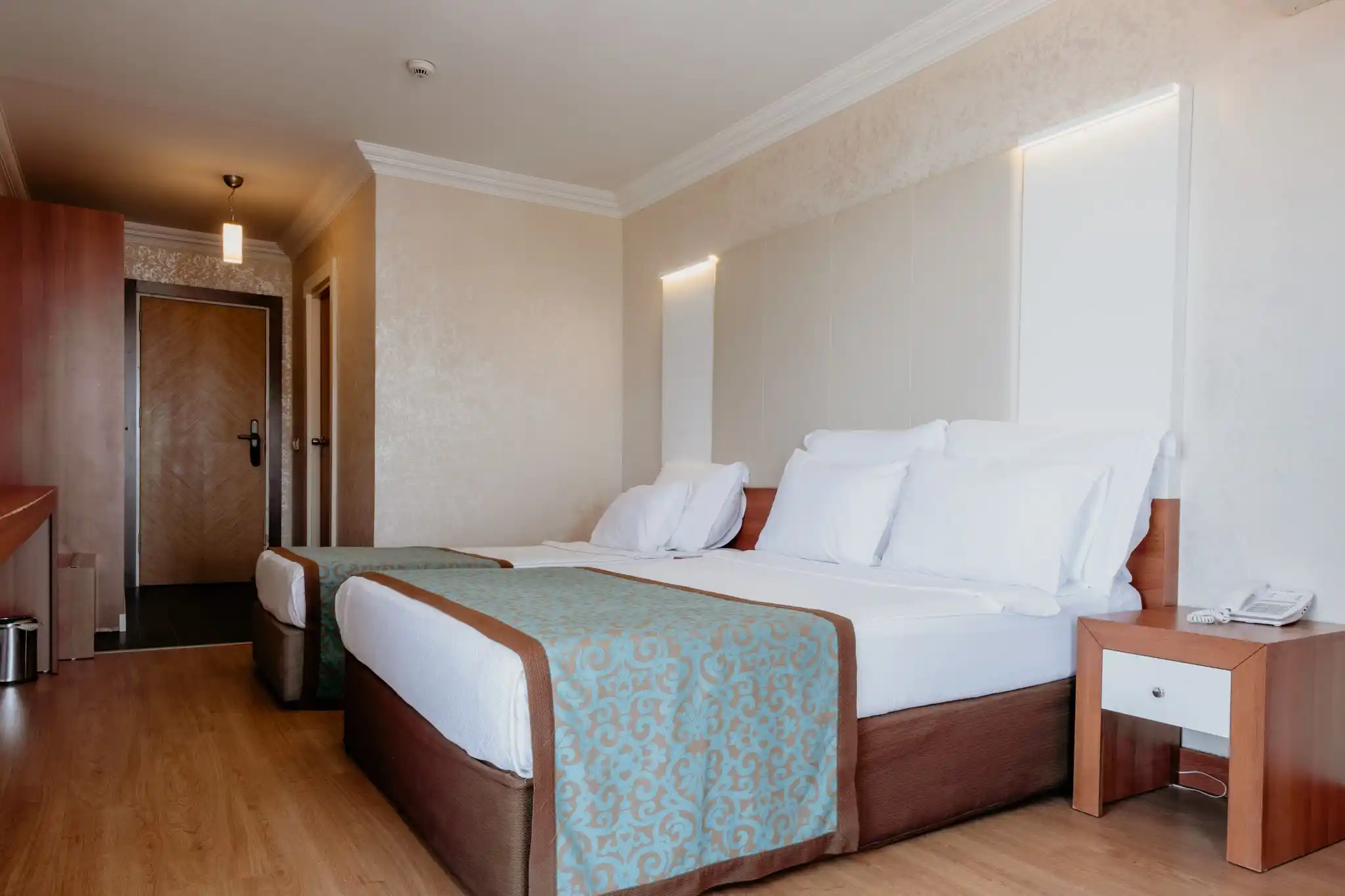 https://www.tacpremierhotels.com/rooms/galery/1742821961_standard-room-2.webp